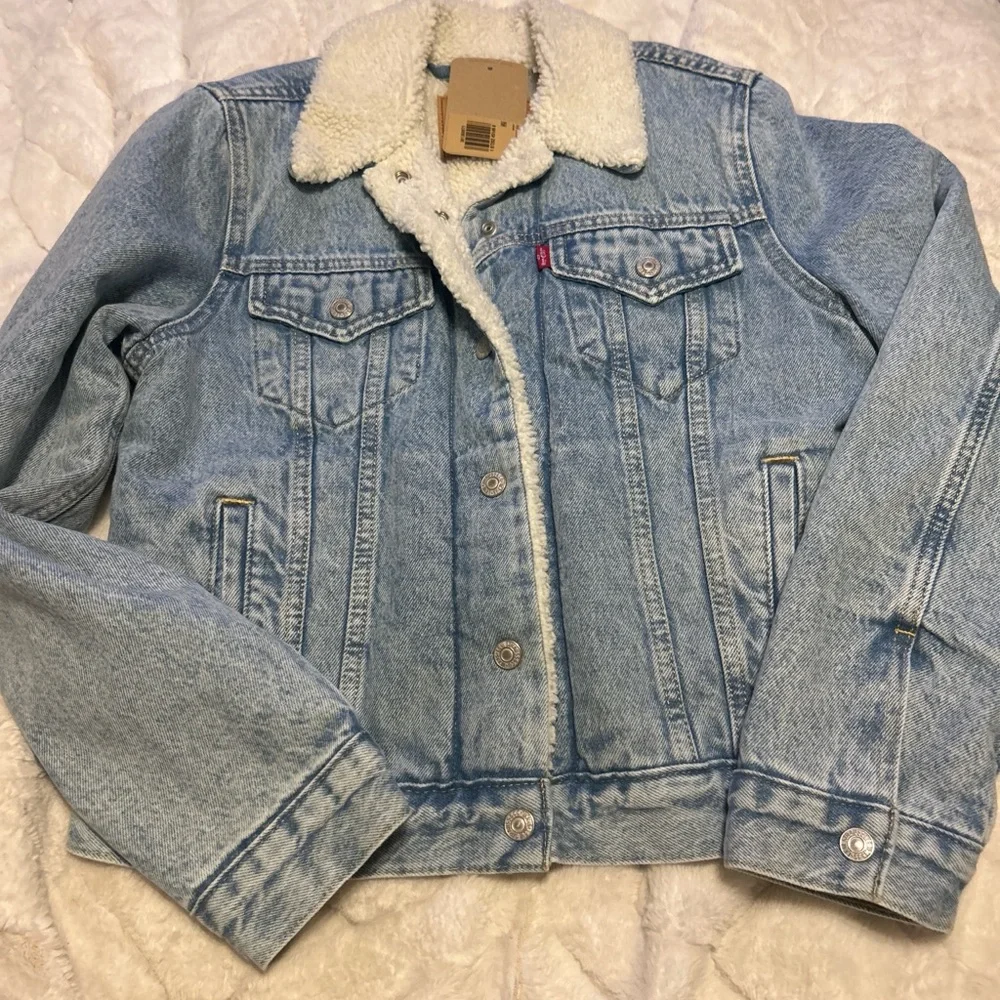 Levi's Light Wash Denim TruckerJacket with Cream Sherpa Lining NWT - Picture 1 of 4